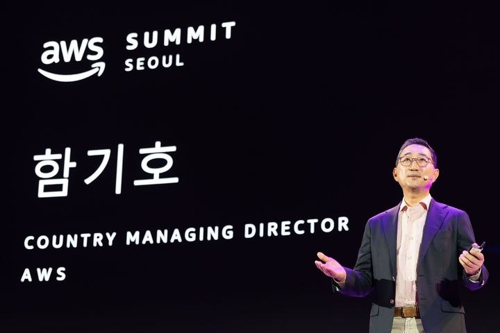 16일 서울 코엑스에서 열린 'AWS 서밋 서울 2024'의 기조연설자로 무대에 선 함기호 AWS코리아 대표이사. (사진=AWS코리아 제공)  *재판매 및 DB 금지