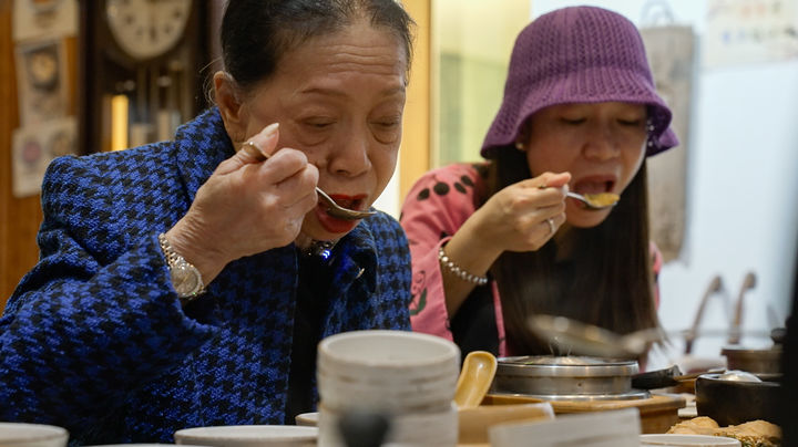 한국관광공사가 16일 오후 서울 웨스틴조선호텔에서 위촉식 열어 쩨파이 셰프를 '2023~2024 한·태 상호방문의 해' 홍보대사로 위촉했다. 한식을 맛보고 있는 쩨파이 쉐프(왼쪽). (사진=한국관광공사 제공) photo@newsis.com *재판매 및 DB 금지