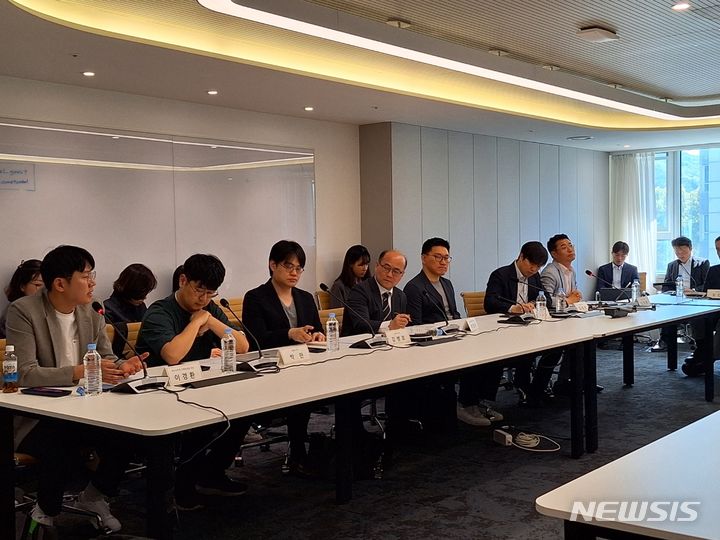 [성남=뉴시스]16일 경기 성남 리벨리온 본사에서 열린 '이공계 활성화 대책 TF 4차 회의'에서 이창윤 과학기술정보통신부 제1차관과 산업계 경영진들이 의견을 나누고 있다. (사진=윤현성 기자)