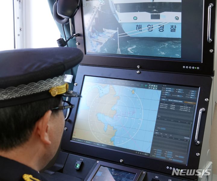 [제주=뉴시스] 오영재 기자 = 16일 오후 제주항 7부두에서 열린 제주해양경찰서 최신예 경비정 3척 취역식에서 해경이 경비정 내 장비를 조작하고 있다. 2024.05.16. oyj4343@newsis.com 