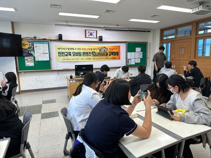 [안동=뉴시스] 16일 영주 풍기중학교에서 'K-Edu 안전구조대' 교육이 진행되고 있다. (사진=경북교육청 제공) 2024.05.16 *재판매 및 DB 금지