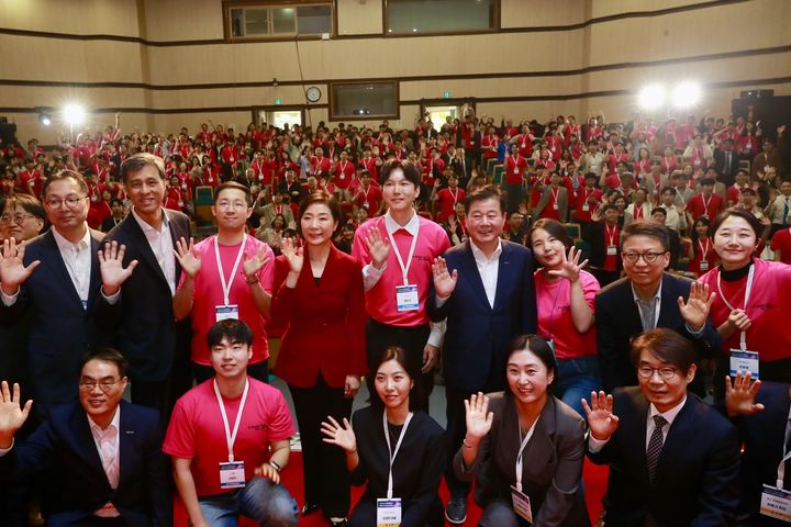 [서울=뉴시스] 16일 오후 경기 안산시에 위치한 청년창업사관학교에서 열린 '2024 창업출정식'에서 오영주 중기벤처기업부 장관(왼쪽에서 네번째)과 강석진 중소벤처기업공단 이사장(오른쪽에서 네번째)이 참석자들과 단체사진을 찍고 있다. (사진=중진공 제공) 2024.05.16. photo@newsis.com *재판매 및 DB 금지