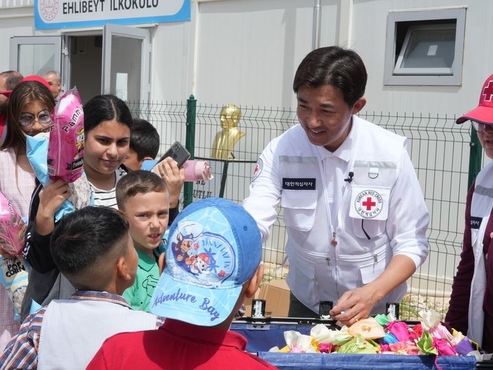 [서울=뉴시스] 배우 겸 가수 안재욱이 지난달 23일 튀르키예 어린이날을 맞아 튀르키예 파잘직 지역의 한 초등학교 아이들에게 선물을 나눠주고 있다. (사진=대한적십자사 제공) 2024.05.16. photo@newsis.com *재판매 및 DB 금지