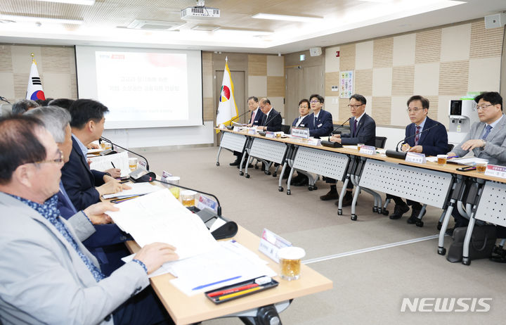 [창원=뉴시스] 16일 경남도청 중앙회의실에서 고금리로 어려움을 겪는 중소기업과 소상공인을 금융지원을 위한 간담회가 김명주(오른쪽서 세 번째) 경제부지사 주재로 열리고 있다.(사진=경남도 제공)2024.05.16. photo@newsis.com