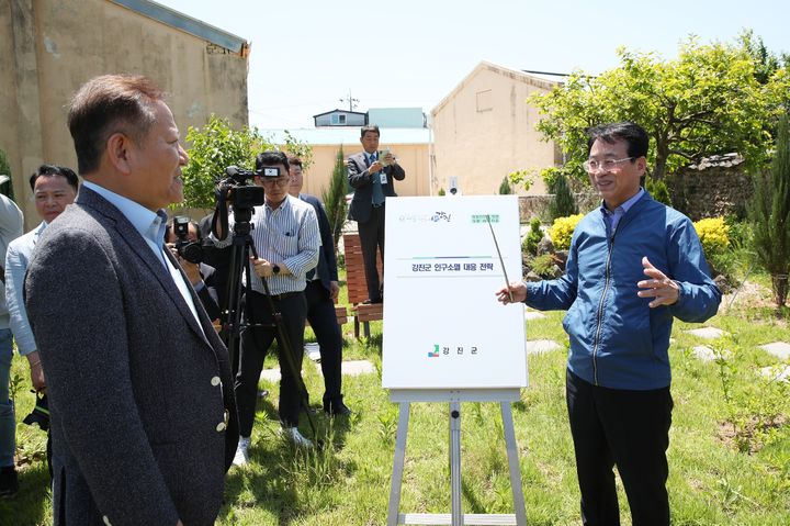 [강진=뉴시스]강진원 강진군수가 16일 이상민 행정안전부 장관에게 강진군의 지방소멸 대응 우수사례에 대해 설명하고 있다. (사진=강진군청 제공) 2024.05.16. photo@newsis.com *재판매 및 DB 금지