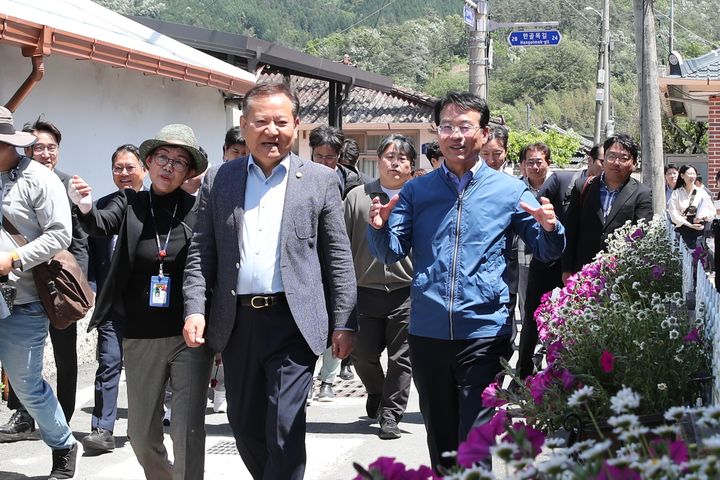 [강진=뉴시스]이상민 행정안전부 장관이 16일 전남 강진군을 찾아 병영면 한골목 현장을 돌고 있다. 이 장관은 강진원 군수로부터 강진군 지방소멸 대응 내용 추진현황 및 보고를 받았다.(사진=강진군청 제공) 2024.05.16. photo@newsis.com   *재판매 및 DB 금지