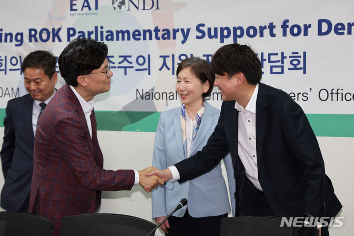 [서울=뉴시스] 권창회 기자 = 이준석 전 개혁신당 대표가 지난 2024년 5월16일 오전 서울 여의도 국회 의원회관에서 열린 한국국회의 글로벌 민주주의 지원 전략 간담회에서 조정훈 국민의힘 의원과 인사하고 있다. 2024.05.16. kch0523@newsis.com