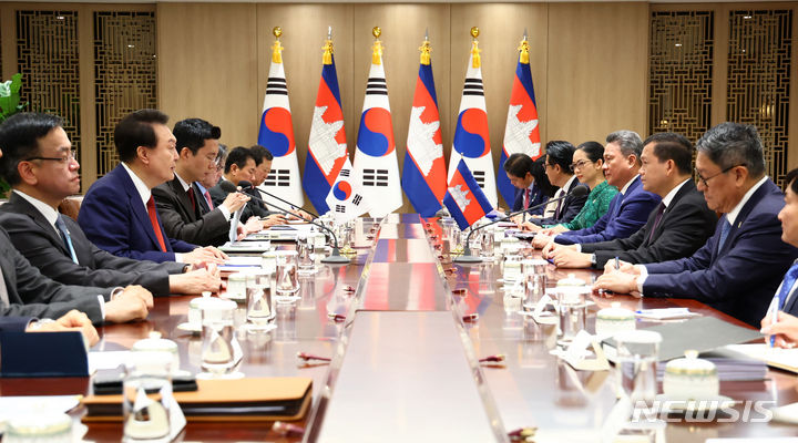 [서울=뉴시스] 전신 기자 = 윤석열 대통령이 16일 서울 용산 대통령실 청사에서 열린 한·캄보디아 정상회담에서 발언하고 있다. 2024.05.16. photo1006@newsis.com