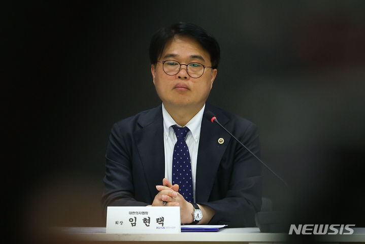 [서울=뉴시스] 황준선 기자 = 임현택 대한의사협회장이 지난 16일 오전 서울 용산구 대한의사협회에서 열린 2025년도 수가협상에 대한 대한의사협회 입장 발표 기자회견에 참석해 생각에 잠겨있는 모습. 2024.05.16. hwang@newsis.com