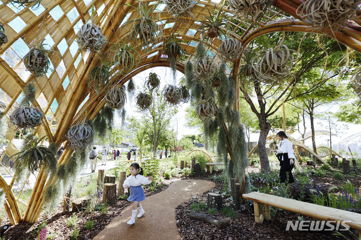 [서울=뉴시스] 최동준 기자 = 지난 5월16일 서울 광진구 뚝섬한강공원 일대에서 열린 '서울국제정원박람회'를 찾은 한 아이가 어머니와 함께 정원을 감상하고 있다. 2024.05.16. photocdj@newsis.com