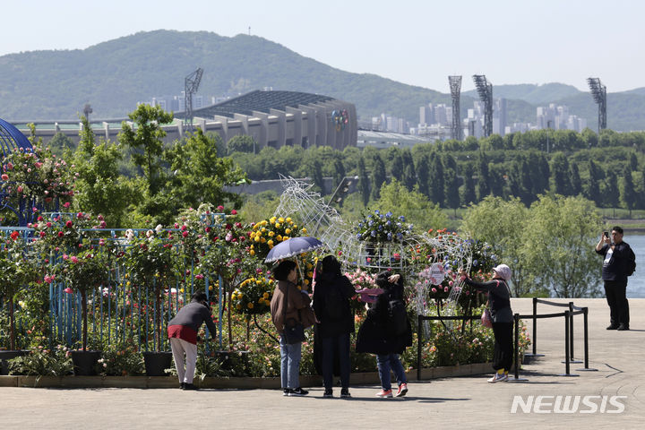 [서울=뉴시스] 최동준 기자 = 16일 서울 광진구 뚝섬한강공원 일대에서 열린 '서울국제정원박람회'를 찾은 시민들이 정원을 감상하고 있는 모습. 2024.05.16. photocdj@newsis.com