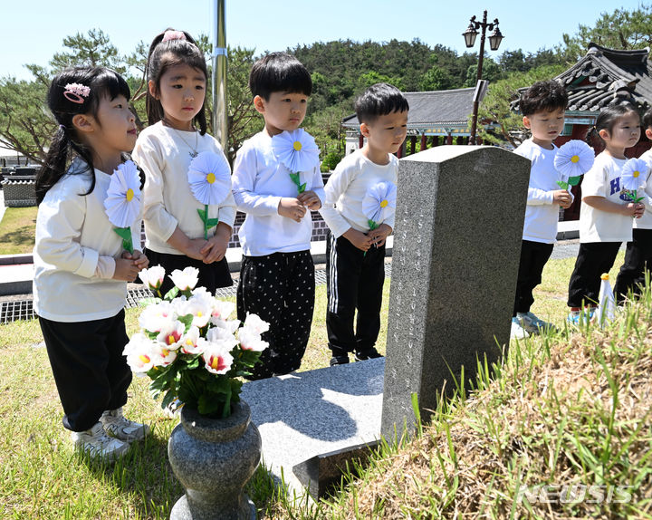 [광주=뉴시스] 박기웅 기자 = 5·18민주화운동 44주기를 이틀 앞둔 16일 오전 광주 북구 운정동 국립5·18민주묘지에서 북구 양산동 인양유치원 아이들이 만든 종이 꽃을 헌화하고 있다. 2024.05.16. pboxer@newsis.com