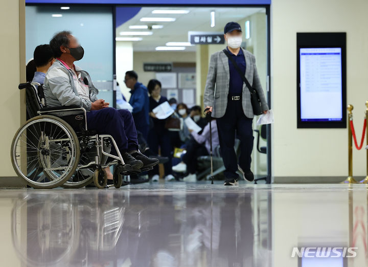 [서울=뉴시스] 김근수 기자 = 의대 교수, 의대생 등 18명이 보건복지부·교육부 장관을 상대로 제기한 의대 증원 집행정지 신청 항고심 판단이 나올 것으로 발표된 16일 서울 시내의 대학병원에서 환자들이 진료를 기다리고 있다. 2024.05.16. ks@newsis.com