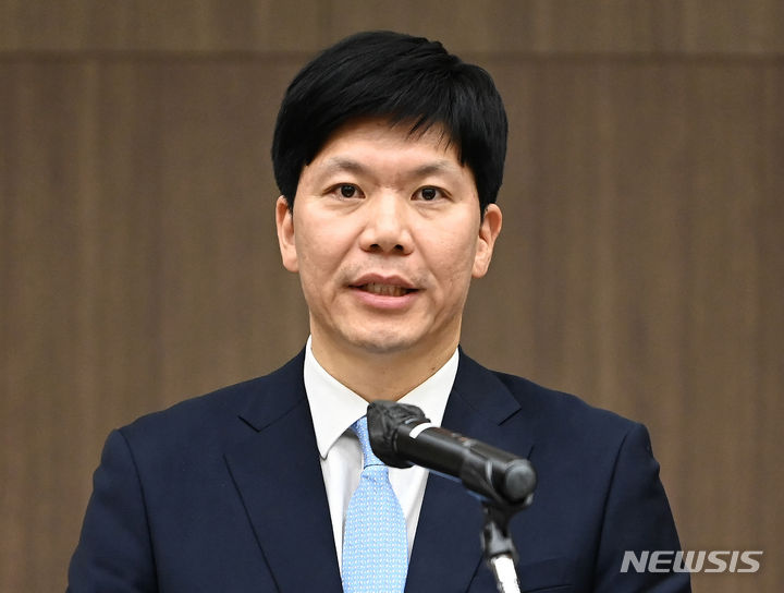 [수원=뉴시스] 김종택기자 = 권순정 신임 수원고검장이 16일 경기도 수원시 영통구 수원검찰청사 대강당에서 열린 제7대 고검장 취임식에서 취임사를 하고 있다. 2024.05.16. jtk@newsis.com