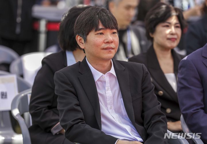[서울=뉴시스] 정병혁 기자 = 뉴욕타임스(NYT)는 10일(현지시각) 'AI에 패배한 바둑계 전설의 경고: 다음 시대를 준비하라'는 제목의 기사를 내어 이세돌씨가 AI 시대를 맞이한 후대들에게 전한 진심을 보도했다. 사진은 이씨가 지난 5월16일 서울 양천구 양천공원에서 열린 Y교육박람회 2024 개막식에서 참석해 있는 모습. 2024.05.16. jhope@newsis.com