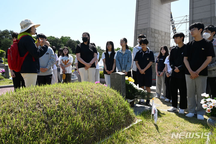 [광주=뉴시스] 박기웅 기자 = 5·18민주화운동 44주기를 이틀 앞둔 16일 나주 남평중학교 학생들이 광주 북구 운정동 국립 5·18민주묘지를 찾아 참배하고 있다. 2024.05.16. pboxer@newsis.com