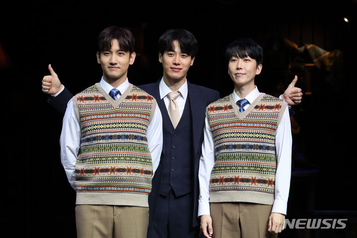 [서울=뉴시스] 박진희 기자 = 뮤지컬 '벤자민 버튼'에서 벤자민 역으로 출연하는 배우 심창민(왼쪽부터), 김성식, 김재범이 16일 서울 종로구 세종문화회관 M씨어터에서 언론시연회를 하고 있다. 2024.05.16. pak7130@newsis.com