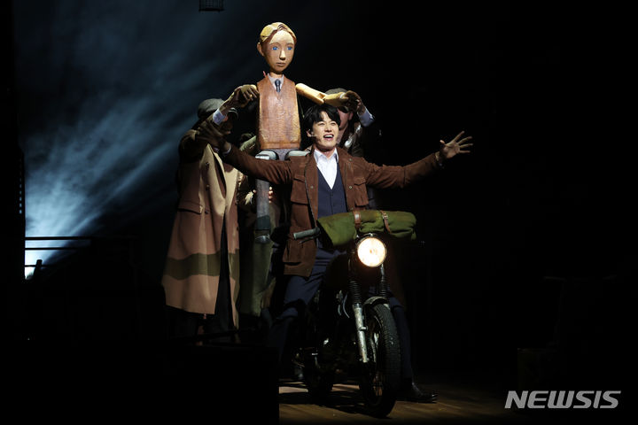 [서울=뉴시스] 박진희 기자 = 뮤지컬 '벤자민 버튼' 출연 배우들이 16일 서울 종로구 세종문화회관 M씨어터에서 언론시연회를 하고 있다. 2024.05.16. pak7130@newsis.com