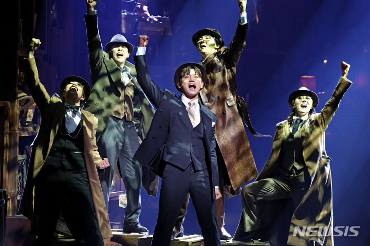 [서울=뉴시스] 박진희 기자 = 뮤지컬 '벤자민 버튼' 출연 배우 심창민(가운데)이 16일 서울 종로구 세종문화회관 M씨어터에서 언론시연회를 하고 있다. 2024.05.16. pak7130@newsis.com