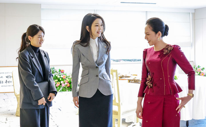 [서울=뉴시스] 윤석열 대통령 부인 김건희 여사가 훈 마넷 캄보디아 총리 부인 뺏 짠모니 여사와 지난 5월16일 서울 용산 대통령실 청사에서 환담 후 이동하고 있다. (사진=대통령실 제공) 2024.05.16. photo@newsis.com *재판매 및 DB 금지