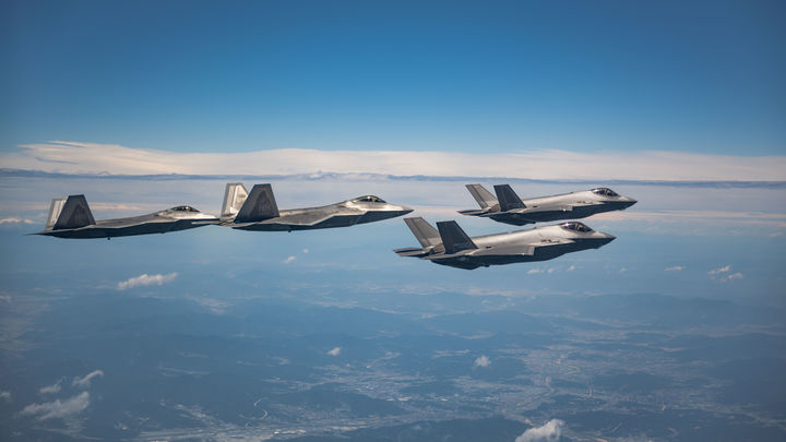 [서울=뉴시스] 한미 공군의 F-35A, F-22 전투기 편대가 16일 한반도 상공에서 연합훈련을 실시하고 있다. (사진=공군 제공) 2024.05.16. photo@newsis.com *재판매 및 DB 금지