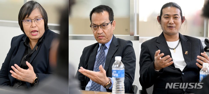 [광주=뉴시스] 김혜인 기자 = 미얀마 민족통합정부(National Unity Government of Myanmar·NUG)인사들이 5·18민주화운동 44주기를 이틀 앞두고 광주 서구 5·18기념재단을 찾아 미얀마의 민주화 지지를 호소하고 있다. 왼쪽부터 진 마 아웅 NUG 외교부장관, 틴 툰 나이 NUG 기획재정부장관, 미얀마 군부 정권에서 탈영한 린 텟 아웅 대위. 2024.05.16. hyein0342@newsis.com