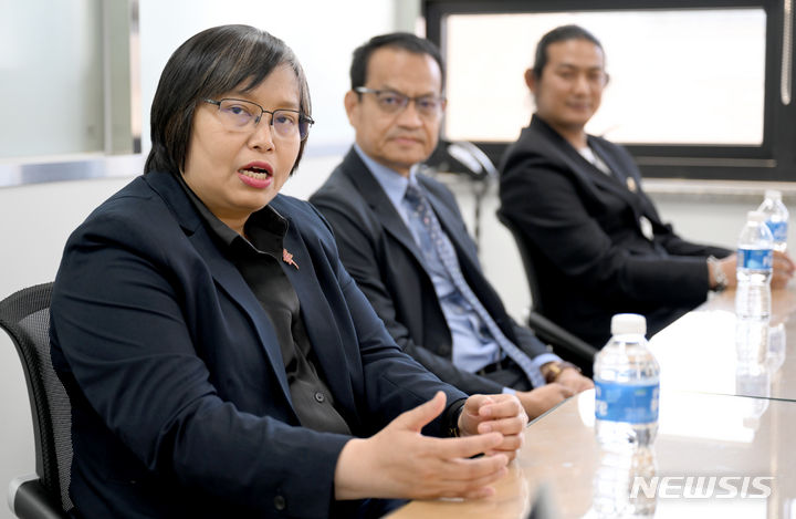 [광주=뉴시스] 김혜인 기자 = 미얀마 민족통합정부(National Unity Government of Myanmar·NUG)인사들이 5·18민주화운동 44주기를 이틀 앞두고 광주 서구 5·18기념재단을 찾아 미얀마의 민주화 지지를 호소하고 있다. 왼쪽부터 진 마 아웅 NUG 외교부장관, 틴 툰 나이 NUG 기획재정부장관, 미얀마 군부 정권에서 탈영한 린 텟 아웅 대위. 2024.05.16. hyein0342@newsis.com