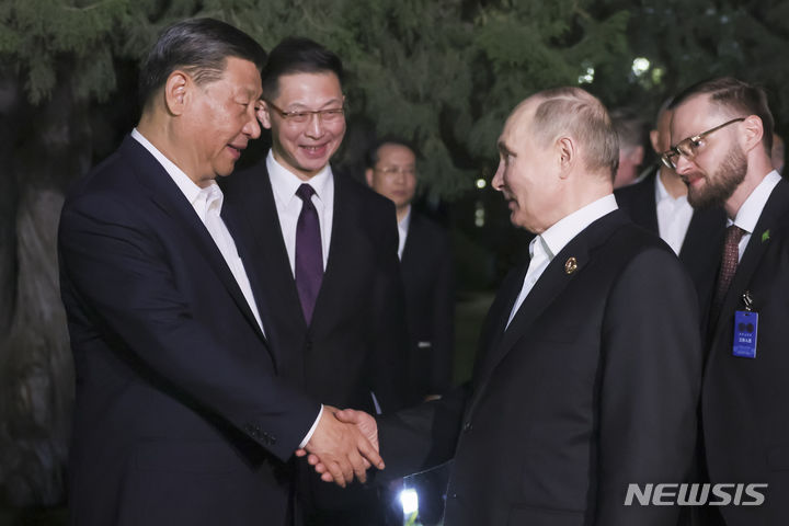 [베이징=AP/뉴시스] 상하이협력기구(SCO) 정상회의에 참석하기 위해 카자흐스탄을 방문한 시진핑 중국 국가주석과 블라디미르 푸틴 러시아 대통령이 정상회담을 갖기 위해 만났다고 3일 중국 관영 신화통신이 보도했다. 사진은 푸틴(오른쪽) 대통령과 시진핑 주석이 지난 5월16일 중국 베이징 중난하이에서 비공식 정상회담을 마친 후 악수하는 모습. 2024.7.3