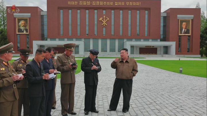 [서울=뉴시스]김정은 북한 국무위원장이 지난 15일 시찰한 노동당 중앙간부학교 신축 건물의 양 옆에 공산주의 이론가 칼 마르크스(왼쪽)와 러시아 공산주의 혁명을 주도한 블라디미르 레닌의 대형초상화가 걸려 있다. (출처=조선중앙TV 캡처) 2024.5.17. *재판매 및 DB 금지