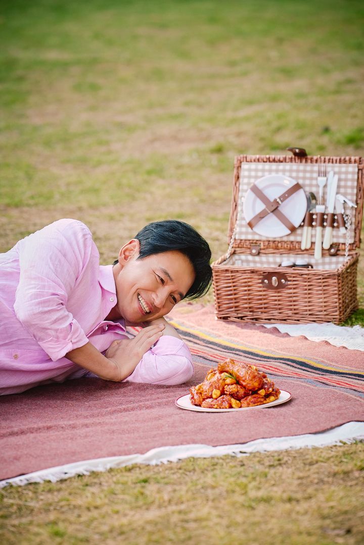 bhc치킨 새 모델 배우 황정민.(사진=bhc 제공) *재판매 및 DB 금지