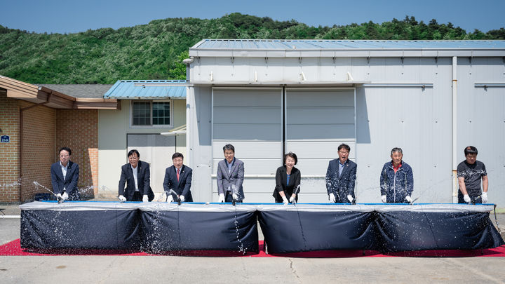 [청양=뉴시스] 조명휘 기자 = 김돈곤(왼쪽 네번째) 청양군수 등이 지난 16일 정산면 신덕리 마을회관에서 정산면 일대에 지방상수도를 공급하는 정산지구 농어촌 생활용수 개발사업 준공식을 열고 있다. (사진= 청양군 제공) 2024.05.17. photo@newsis.com *재판매 및 DB 금지