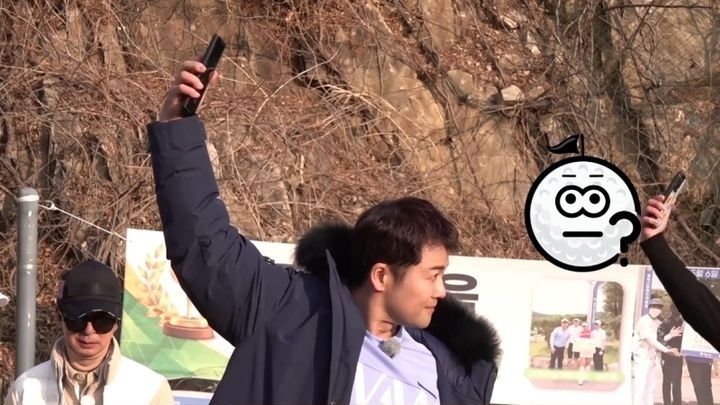 [서울=뉴시스] 지난 14일 MBC에브리원 예능 '나 라베했어'에는 항공샷을 찍는 전현무의 모습이 등장했다 (사진= MBC에브리원 예능 '나 라베했어' 캡처 ) 2024.5.17. photo@newsis.com *재판매 및 DB 금지