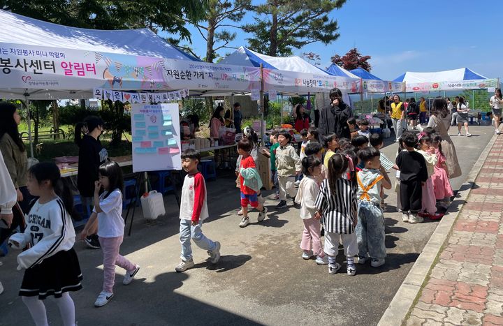 [창녕=뉴시스] 찾아가는 자원봉사 미니 박람회를 열고 있다. (사진=창녕군 제공) 2024.05.17. photo@newsis.com *재판매 및 DB 금지