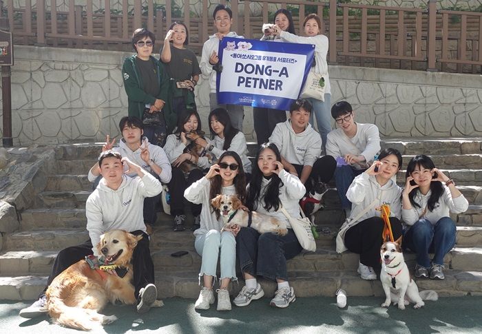 [서울=뉴시스] 동아제약이 지난 16일 동대문구에 위치한 유기동물 입양센터 발라당에서 유기동물보호 봉사활동을 진행했다. (사진=동아제약 제공) 2024.05.19. photo@newsis.com *재판매 및 DB 금지