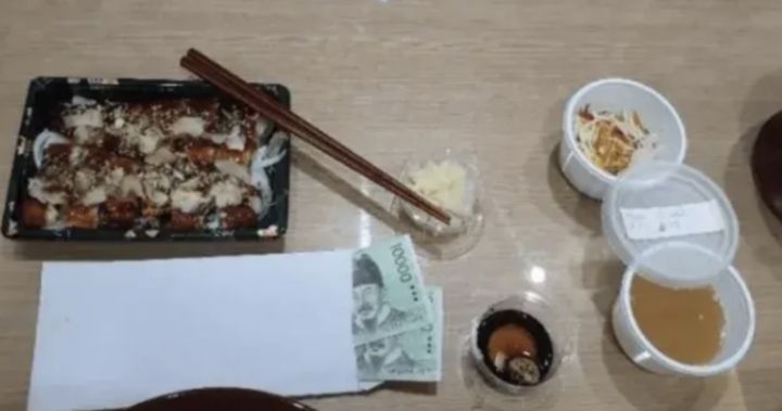 [서울=뉴시스] 돌아가신 할머니의 장례를 치르던 중 배달 앱으로 주문한 장어초밥이 정갈하게 포장돼있고 사장님이 음식 값도 받지 않아 감동했다는 한 손자의 사연이 16일 온라인 커뮤니티 '보배드림'에 전해졌다. 사진은 작성자가 공개한 당시 음식의 모습. (사진='보배드림' 갈무리) 2024.5.17 *재판매 및 DB 금지