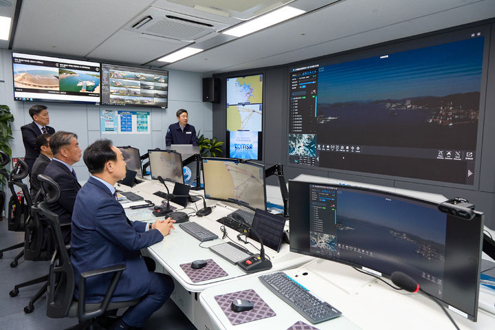 [통영=뉴시스] 신정철 기자= 통영시(시장 천영기)는 지난 16일 세종시 한국해양교통안전공단(이사장 김준석, KOMSA)에서 남해권 스마트 선박안전지원센터 건립을 위한 업무협약을 체결했다.사진은 지난 16일 KOMSA에서 천영기 통영시장(사진, 오른쪽) 등이 선박안전지원센터 건립 방안을 창취하고 있다.(사진=통영시 제공).2024.05.17. photo@newsis.com *재판매 및 DB 금지