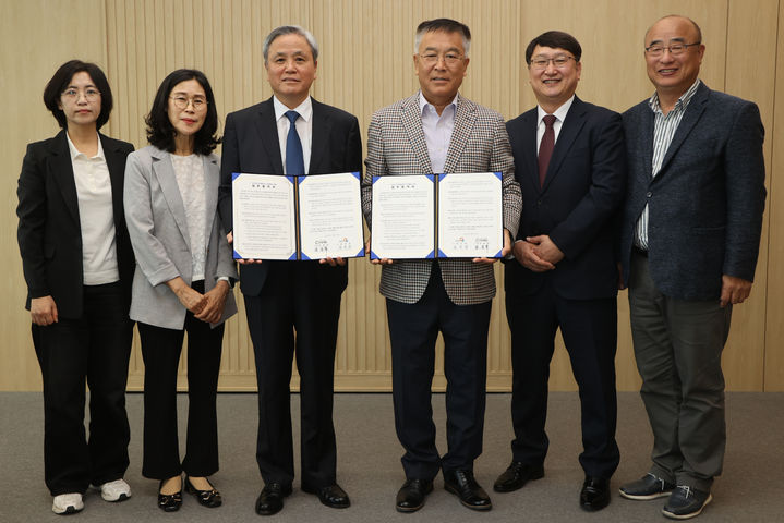 17일 양양군은 노인의 안부를 묻는 우유배달(이사장 호용한)과 업무협약을 맺고 저소득 독거 노인들의 고독사를 예방하고 사회안전망을 강화에 나섰다. 양양군 제공 *재판매 및 DB 금지