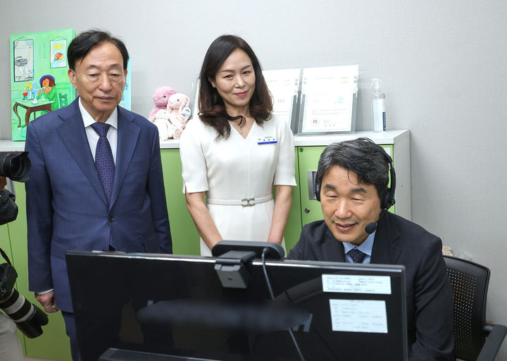 대전에듀힐링센터를 방문한 이주호 부총리와 설동호 대전교육감 *재판매 및 DB 금지