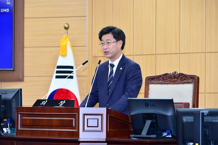 [광양=뉴시스] 서영배 광양시의회 의장이 17일 의회 임시회 1차 본회의 중 광양시장의 소통 부재를 지적하고 있다. (사진=광양시의회 제공) 2024.05.17. photo@newsis.com *재판매 및 DB 금지