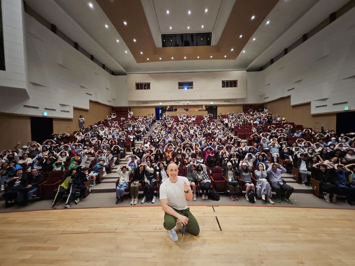 [부산=뉴시스]부산 동래구는 동래문화회관 대극장에서 개최한 '타일러 라쉬, 외국어 학습법 특강'을 성공적으로 마쳤다. (사진=동래구 제공) 2024.05.17. photo@newsis.com *재판매 및 DB 금지