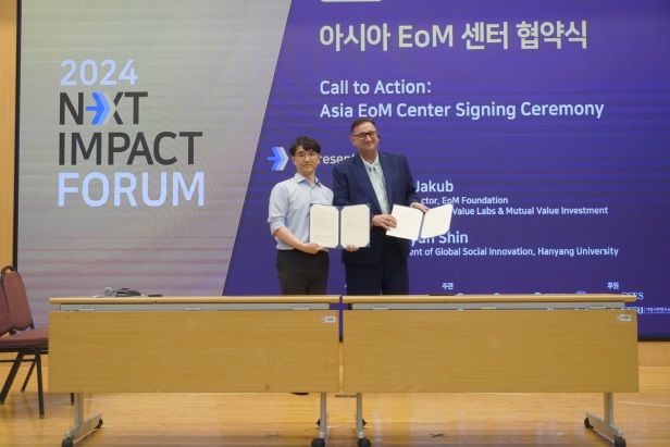 [서울=뉴시스] 신현상 한양대학교 글로벌사회혁신단장(왼쪽), Jakub EoM 재단 상임이사. (사진=한양대 제공) *재판매 및 DB 금지