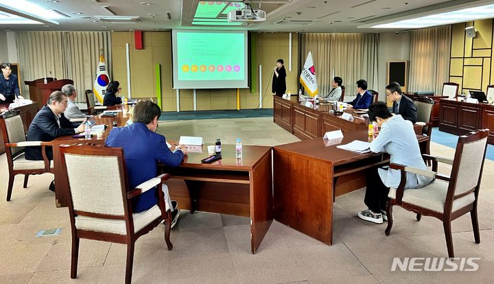 [부산=뉴시스] 원동화 기자 = 부산시는 17일 연제구 부산시청 26층 회의실에서 '부산시 택시표시등 디자인 개선 용역 중간보고회'을 개최했다. 2024.05.17. dhwon@newsis.com