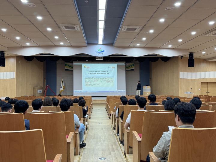 [밀양=뉴시스] 안전재난관리과 하창구 보건관리자가 중대 산업재해 비상대응 매뉴얼 교육을 하고 있다. (사진=밀양시 제공) 2024.05.17. photo@newsis.com *재판매 및 DB 금지