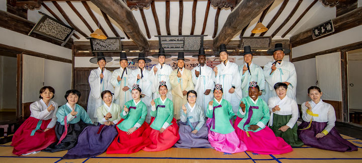 17일 영남대학교에 재학중인 외국인 유학생들이 한국의 전통 성년식인 관례와 계례 체험을 하고 있다. *재판매 및 DB 금지