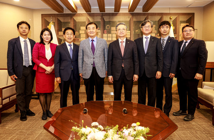 [대전=뉴시스]027 충청권 하계세계대학경기대회 조직위원회는 17일 LH와 선수촌 조성 관련 포괄적 협력체계 구축을 위한 기본 협약을 체결했다. 2024. 05. 17 *재판매 및 DB 금지