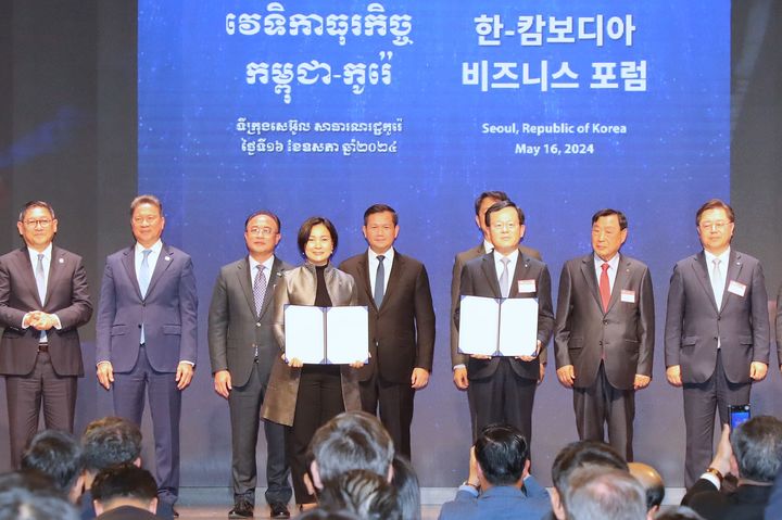 16일 국가간 QR코드 결제 협력 업무협약을 체결하고 찌아 세레이 캄보디아 중앙은행 총재(앞줄 왼쪽)와 조병규 우리은행장(앞줄 오른쪽)이 기념촬영을 하고 있다.(사진=우리은행 제공) *재판매 및 DB 금지