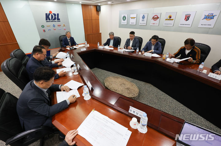 [서울=뉴시스] 김근수 기자 = 김희옥 KBL 프로농구연맹 총재가 17일 서울 서초구 KBL센터에서 열린 제29기 7차 이사회에서 개회선언을 하고 있다. 2024.05.17. ks@newsis.com