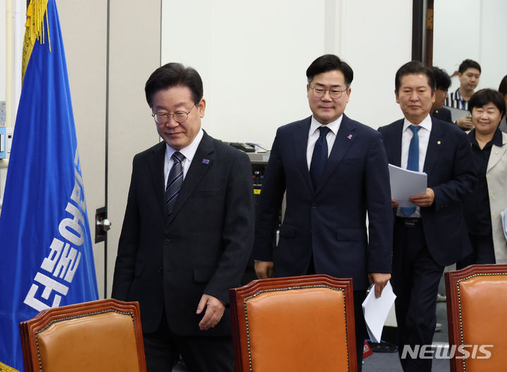 [서울=뉴시스] 고승민 기자 = 더불어민주당 이재명 대표와 박찬대 원내대표, 정청래 최고위원 등 지도부가 17일 서울 여의도 국회에서 열린 최고위원회의에 참석하고 있다. 2024.05.17. kkssmm99@newsis.com