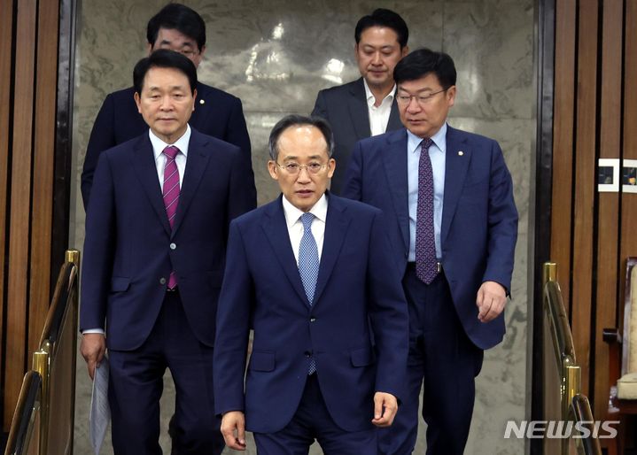 [서울=뉴시스] 조성봉 기자= 추경호 국민의힘 원내대표와 지도부가 17일 오전 서울 여의도 국회에서 열린 원내대책회의에 참석하고 있다. 2024.05.17. suncho21@newsis.com