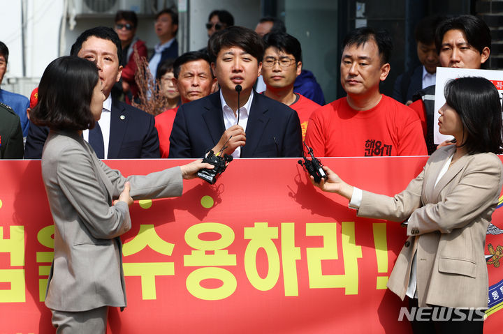 [서울=뉴시스] 황준선 기자 = 이준석 개혁신당 대표가 17일 오전 서울 용산구 중앙지역군사법원 앞에서 채모 상병 순직 사건을 수사하다가 보직 해임된 박정훈 대령(전 해병대 수사단장)과의 4차 공판에 앞서 열린 기자회견에서 발언하고 있다. 2024.05.17. hwang@newsis.com